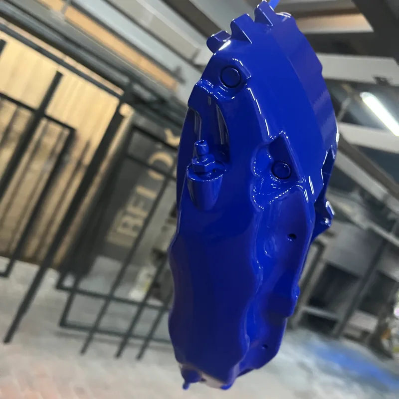 Instandgesetztes und blau beschichtetes Bremssattel-Bauteil nach der Bearbeitung