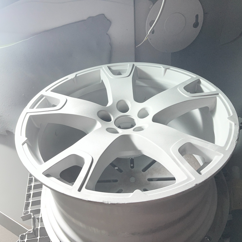 Sauber gestrahlte weiße Felge nach dem Sandstrahlen als Basis für die Beschichtung