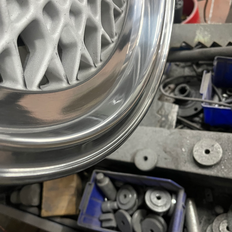 Polierte Felge mit glänzendem Felgenbett nach der Aufbereitung