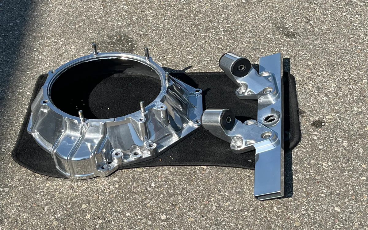 Hochglanzverdichtetes Aluminiumbauteil mit spiegelndem Finish